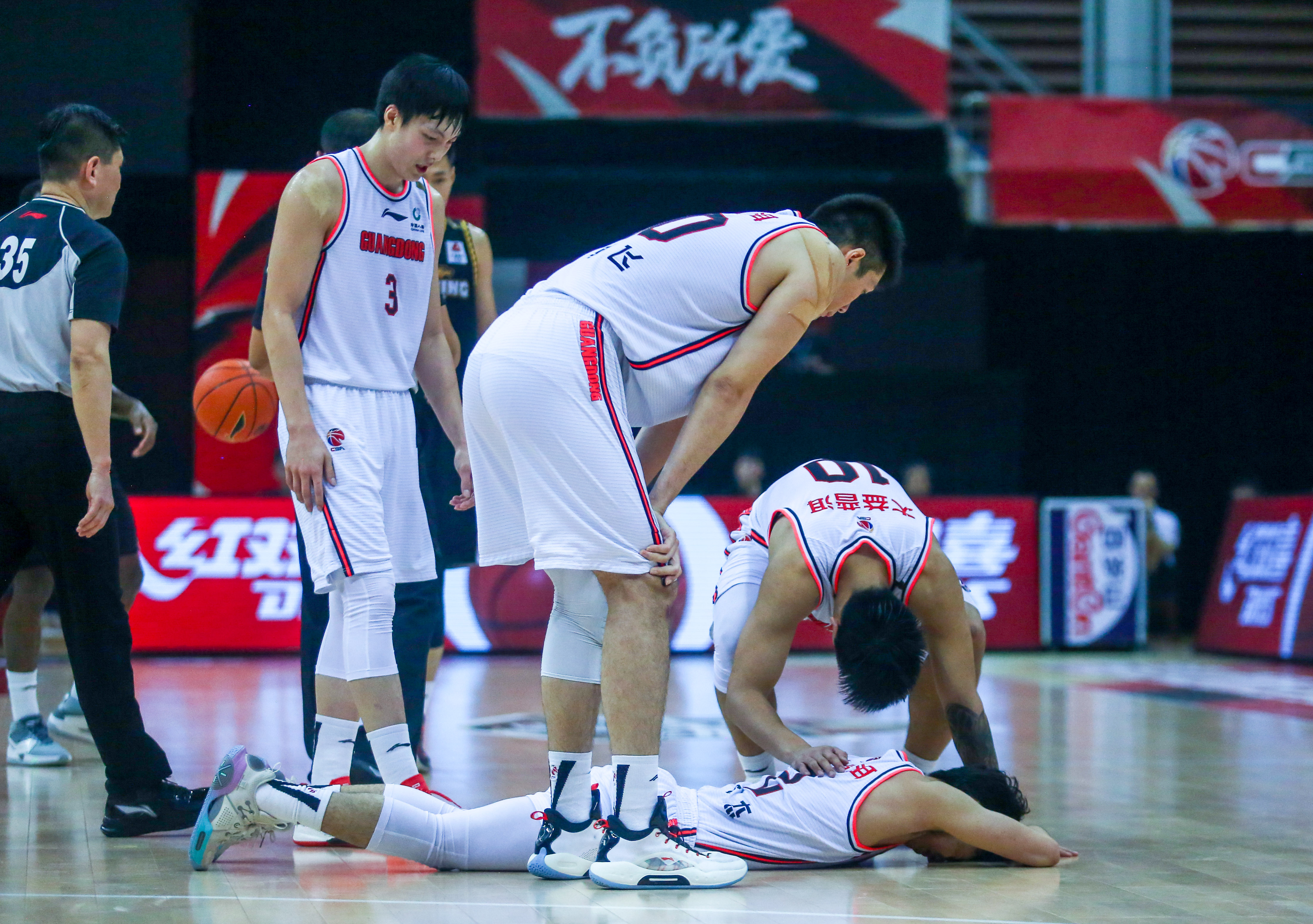 战役打响!球队拼尽全力为荣耀拼搏的简单介绍 战役打响!球队拼尽全力为荣耀拼搏的简单介绍