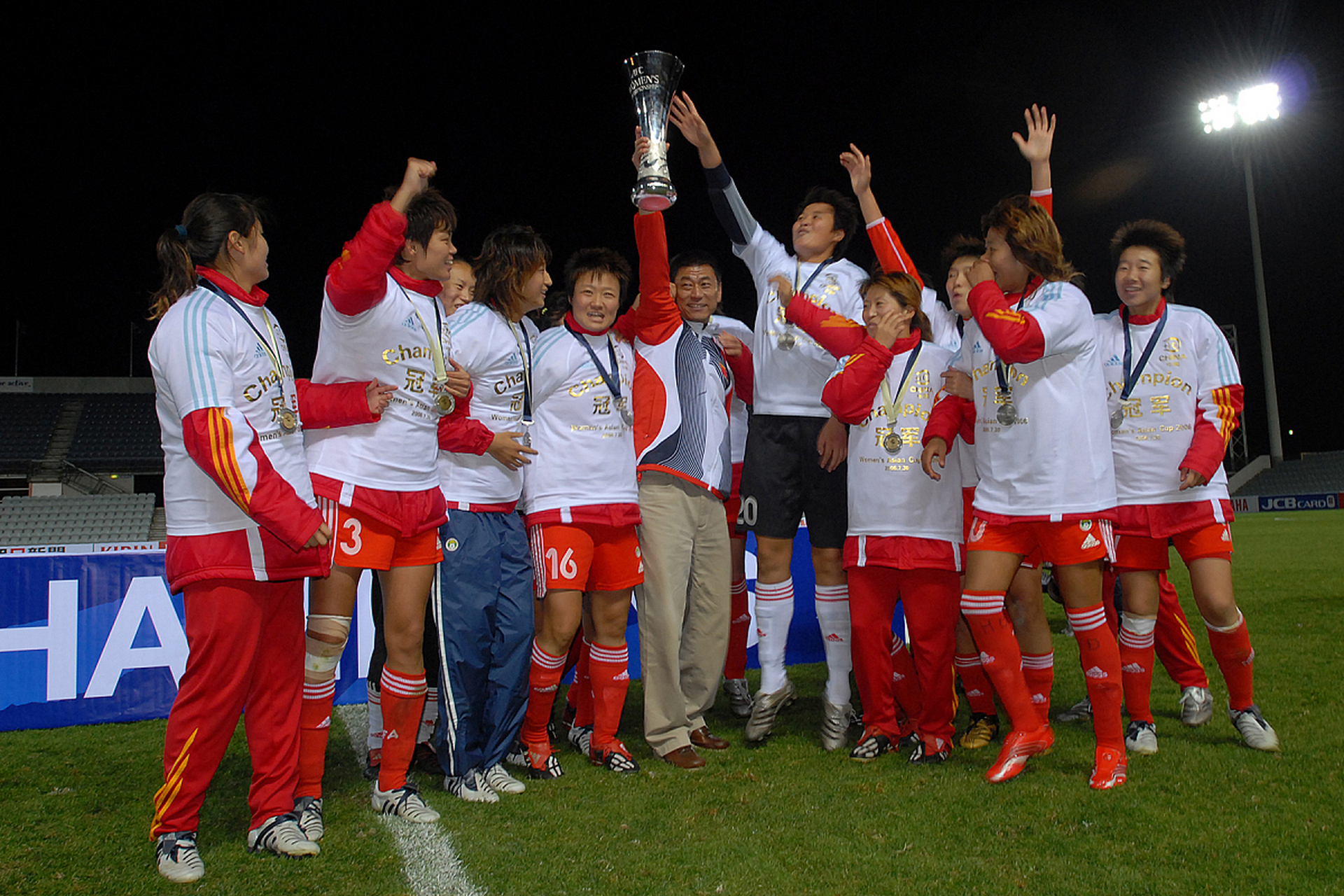 球员们展现出技巧与毅力,争夺最终胜利 球员们展现出技巧与毅力,争夺最终胜利